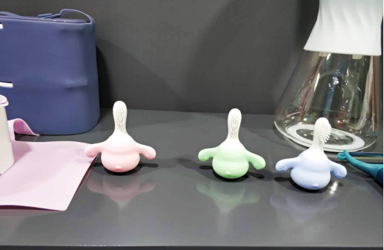 第123届广交会图文报道：“舞王”汪星人逗翻全场，婴儿磨牙棒造型吸睛