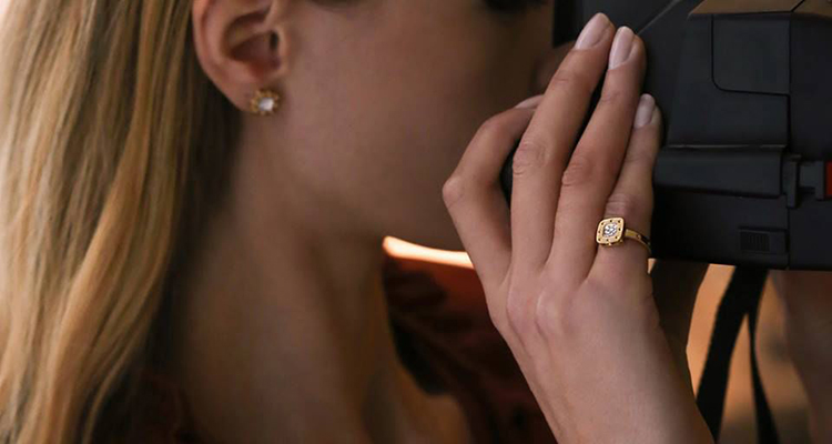 具有复古魅力的未来主义系列