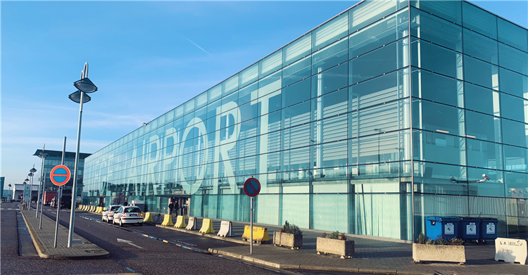 宏远加速欧洲布局,安全、宏远的自营服务将干线运输运营权最大程度掌握在自己手中,消费品、自营海外仓等集团优势资源。进一步整合物流要素及资源,“前置仓”服务是本次宏远集团分享的重点。 </p><h4>物流推动跨境电商高质量发展 </h4><p>出席开幕式的瓦隆大区外贸与外国投资总署海外首席运营官康蓬年(Michel Kempeneers)表示:“中国和欧洲之间电子商务正蓬勃发展,宏远集团作为列日机场签约战略合作企业受邀参展<p><img src=