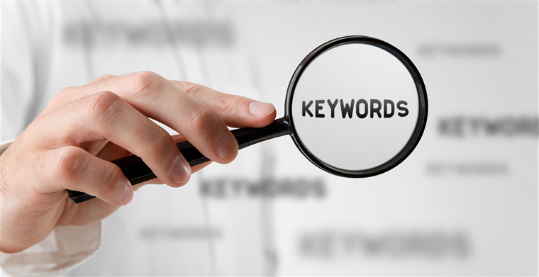 在不同的亚马逊广告组中使用相同的关键词是否可行？