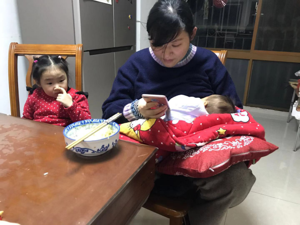 坐月子妈妈开启战斗模式：一手抱娃一手打越洋电话为医生筹16万套“战甲”