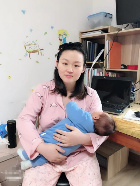 坐月子妈妈开启战斗模式：一手抱娃一手打越洋电话为医生筹16万套“战甲”