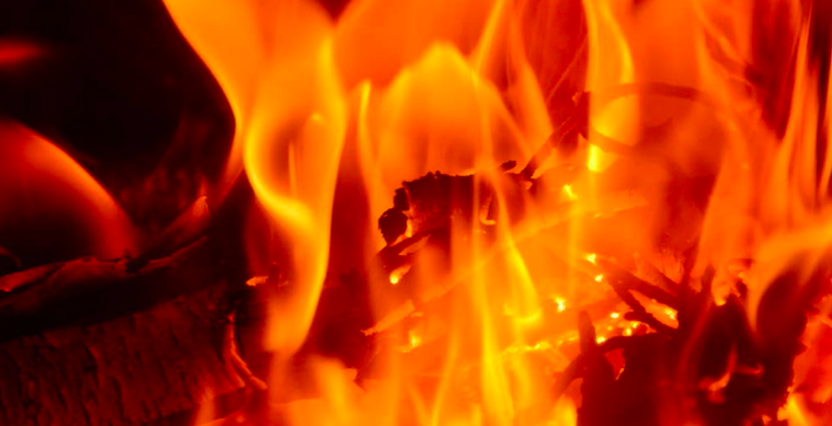 突发！山东威海一物流园内突发大火，现场停靠大量货车