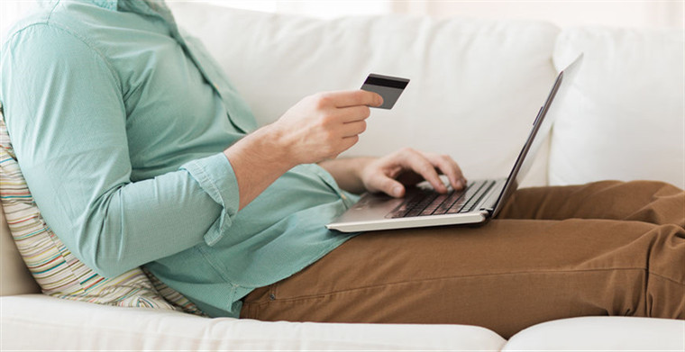 为迎合居家隔离“轻装上阵”的新时尚，韩国各大品牌纷纷推出“多功能”家居服