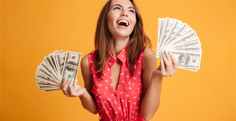 她是如何做到23岁月入4万美金？