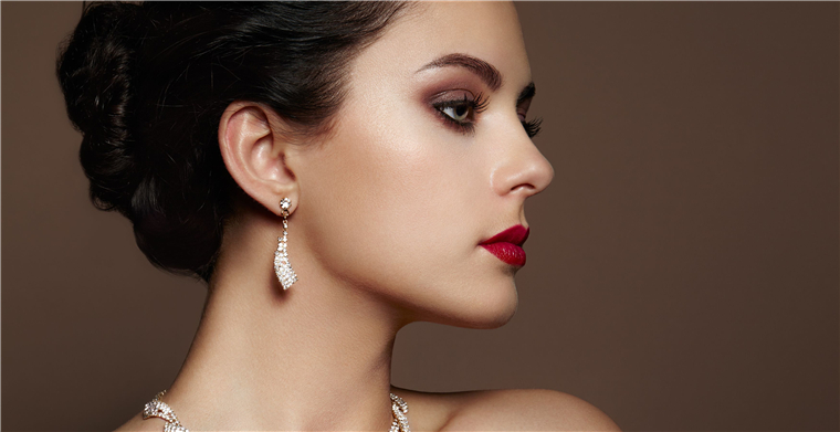 “口罩妆”火了眼部彩妆，最火网红美妆品牌HUDA BEAUTY入驻天猫国际