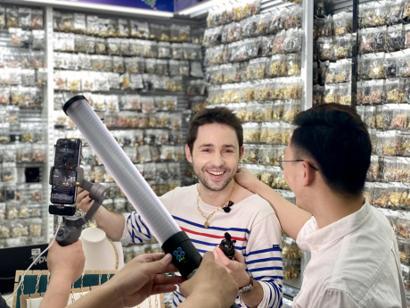 义乌线上博览会开幕，洋网红进小商品城档口开播