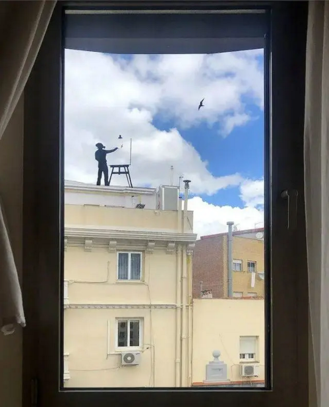 一场疫情过后，歪果人都成了在窗户上作画的艺术家