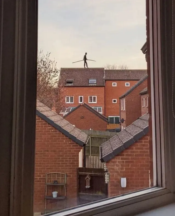 一场疫情过后，歪果人都成了在窗户上作画的艺术家