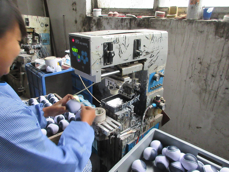 工厂揭秘丨伯仲工艺品：通过多国质检的减压玩具，可年产2000吨