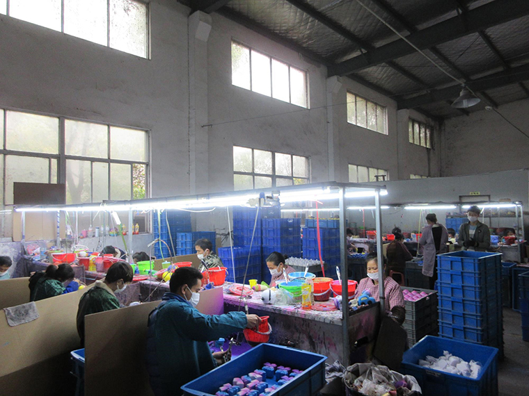 工厂揭秘丨伯仲工艺品：通过多国质检的减压玩具，可年产2000吨