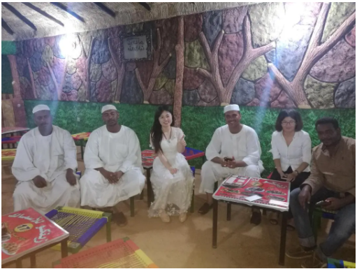 河南90后妹子闯非洲，卖淘金机械，被抢劫围堵，终成机械大王 