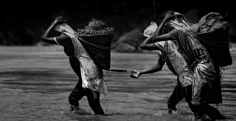 河南90后妹子闯非洲，卖淘金机械，被抢劫围堵，终成机械大王 