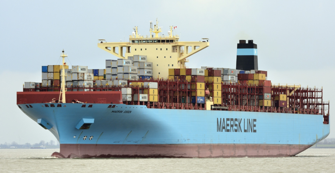 突发丨马士基一艘满载中国货物的美线集装箱船遭遇恶劣天气，近100个集装箱丢失！
