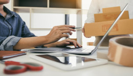 SHEIN下载量首超亚马逊，DTC“黑马”出海策略为何？