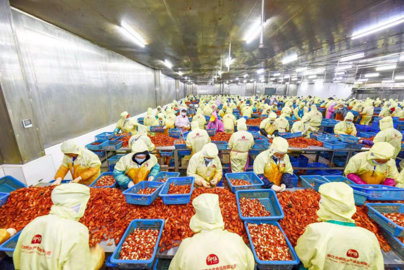 从原材料到速冻成品 潜江小龙虾产业带迎“淘宝出海潮”